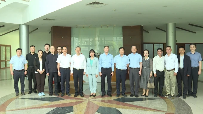 The delegation from the People's Daily of China takes a commemorative photo with Tay Ninh leaders. z6448130890136-9522783270cedb2487ab673b2a1f177d-5045-4938.jpg