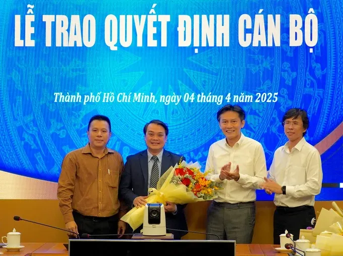 The C4IR Board of Directors present flower to congratulate the new director. 6hh01565-9814-9754.jpg