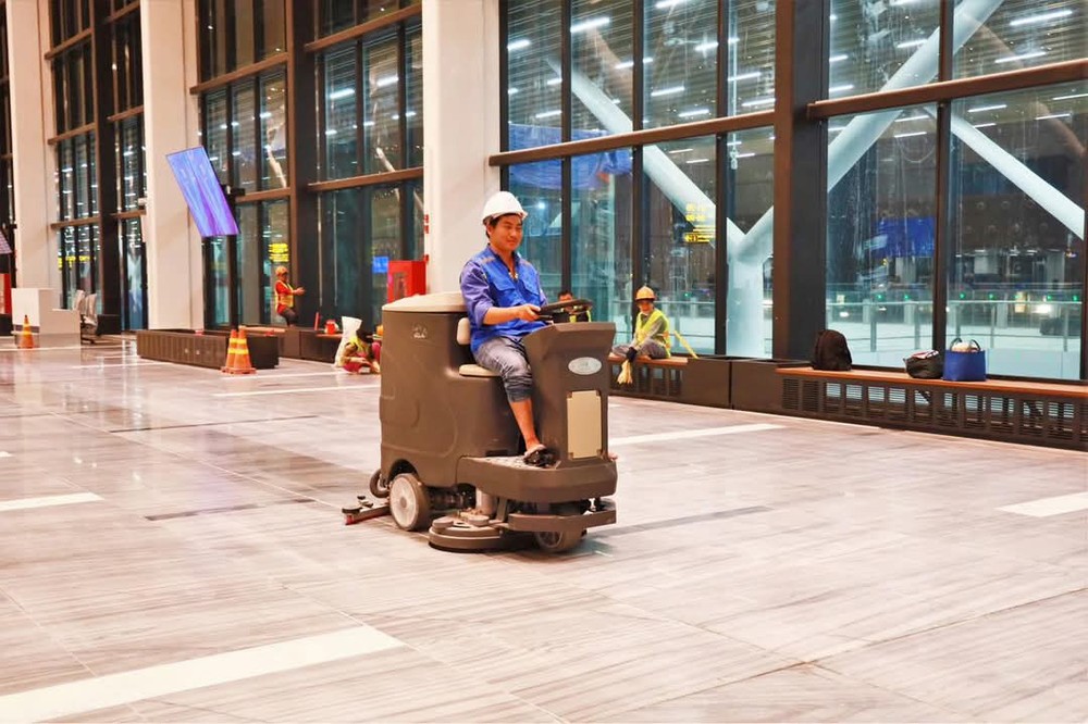 A worker is cleaning the floor of terminal T3. (Photo: Airports Corporation of Vietnam) Q5c.jpg