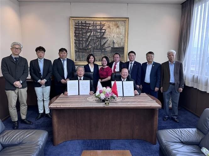 The Vietnam Fisheries Society and Kunihiro Inc. signed a MoU on cooperation in oyster production and processing. (Photo: VNA) vna-potal-buoc-tien-quan-trong-trong-hop-tac-thuy-san-viet-nam-nhat-ban-7991167.jpg