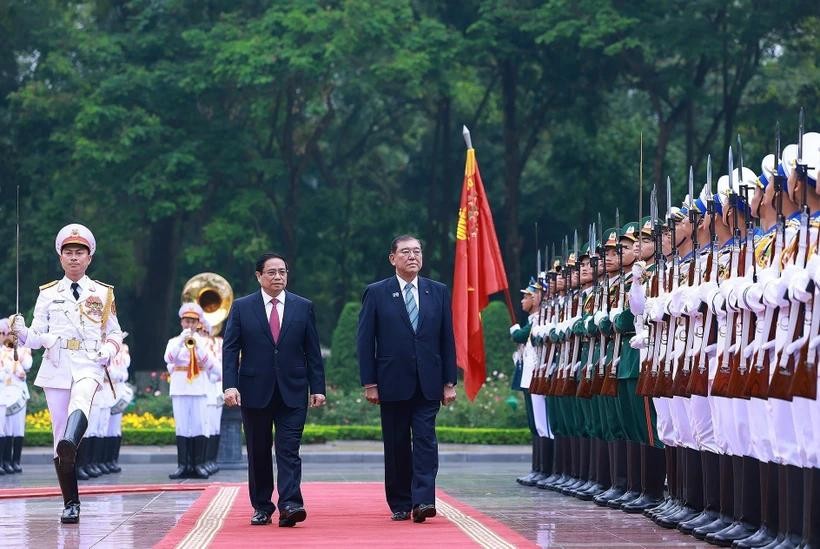 Prime Minister Pham Minh Chinh (L) and his Japanese counterpart Ishiba Shigeru inspect the guard of honour. (Photo: VNA) welcome-ceremony-2.jpg