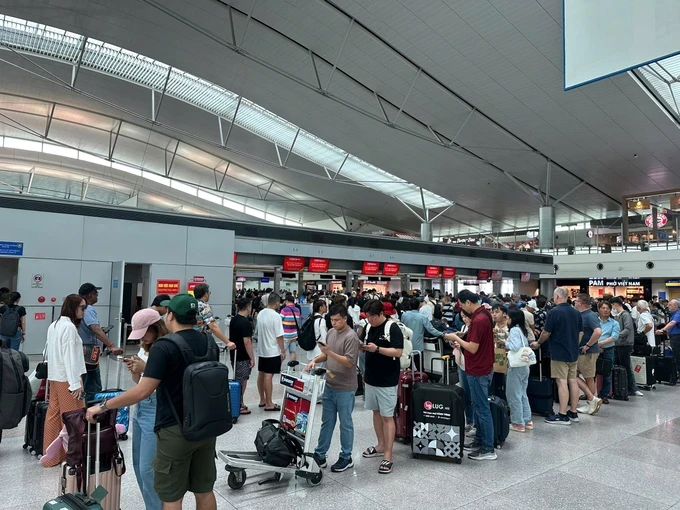 Tan Son Nhat International Airport is bustling with passengers. (Photo: SGGP/ Quoc Hung) 27t2-8806-1060.jpg