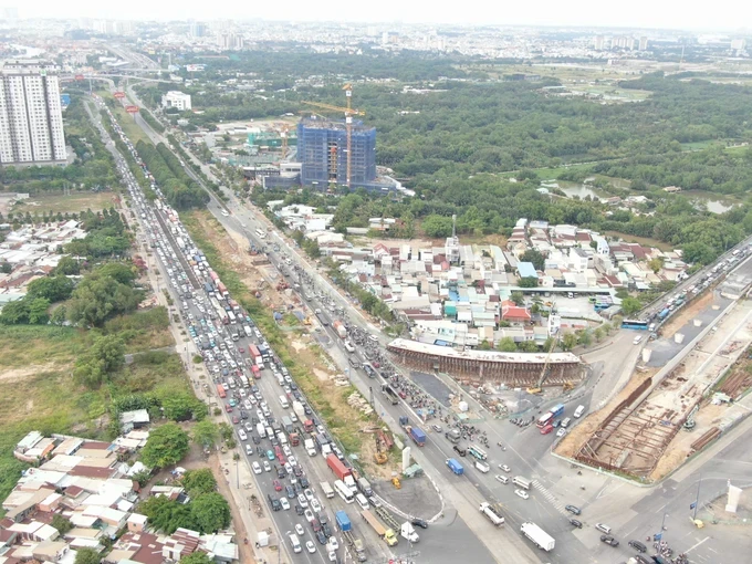 Vehicles line up to enter the Ho Chi Minh City - Long Thanh - Dau Giay Expressway. (Photo: SGGP/ Quoc Hung) 29xe2-533-5908.jpg