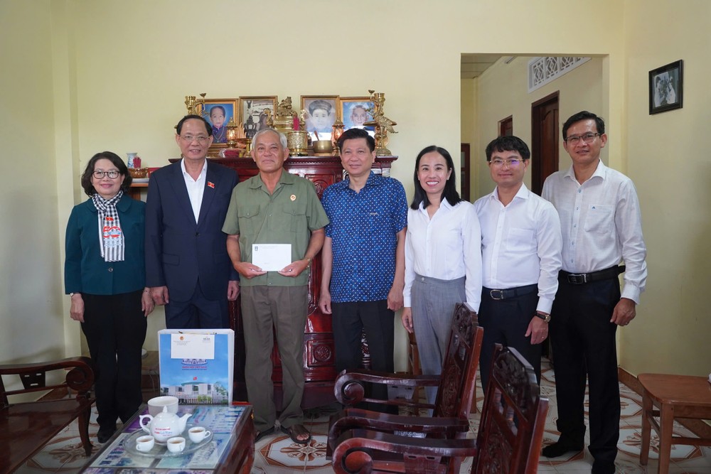 Vice Chairman of NA Tran Quang Phuong visits the families of revolutionary contributors. (Source: https://quochoi.vn/) 020520250242-z6561582641327_0ad712c12a97e09aeead72d84cc17167.jpg