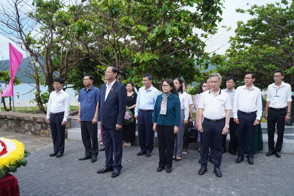 The delegates from the National Assembly and Ba Ria–Vung Tau Province extend a moment of silence in deep tribute to the heroes, martyrs and patriots who sacrificed their lives in Con Dao, Ba Ria–Vung Tau Province. (Source: https://quochoi.vn/) 020520250248-z6561583028281_da320e8632569279634bfb7bfcab72f6.jpg