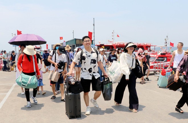 Co To island welcomes around 11,000 visitors a day. (Photo: VNA) vna-potal-quang-ninh-don-nua-trieu-du-khach-trong-2-ngay-nghi-le-304-15-8008943.jpg