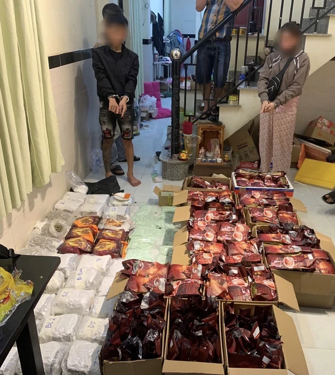 The suspects along with the seized evidence anh-10-mo-rong-vn10-9496-3111.jpg
