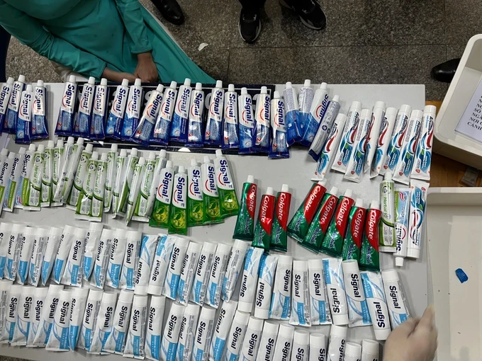 Evidences have been previously seized. ma-tuy-duoc-nguy-trang-trong-hop-kem-danh-rang-anh-td-7316-907-5358.jpg