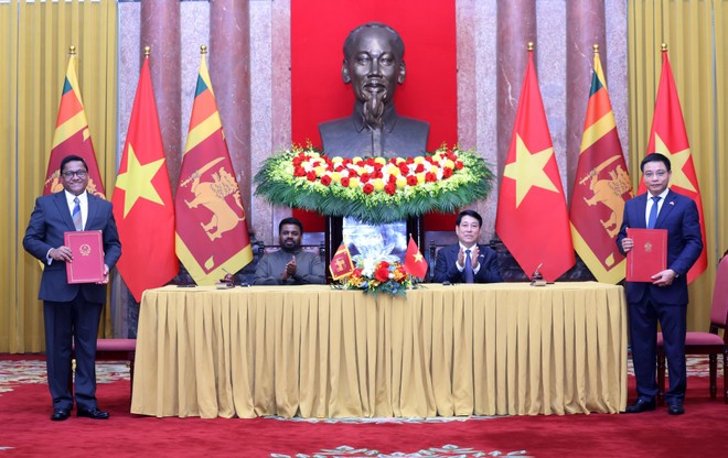 The two Presidents witness the exchange of an agreement on customs cooperation and mutual assistance between the Vietnamese and Sri Lankan Governments. (Photo: VNA) signing.jpg