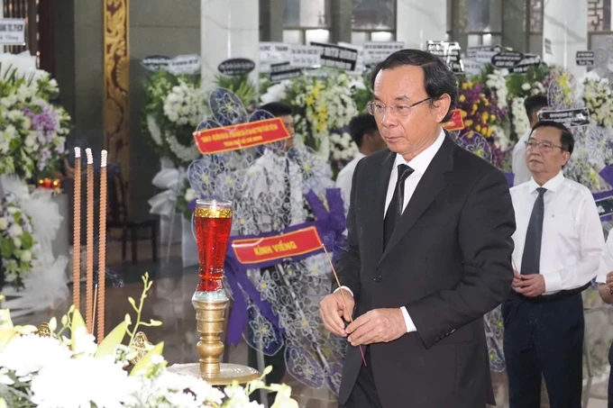 Mr. Nguyen Van Nen, Secretary of the Ho Chi Minh City Party Committee offers incense in remembrance of Professor Dr. Dang Luong Mo. (Photo: SGGP/ Hoang Hung) img-1282-2159-7400.jpg