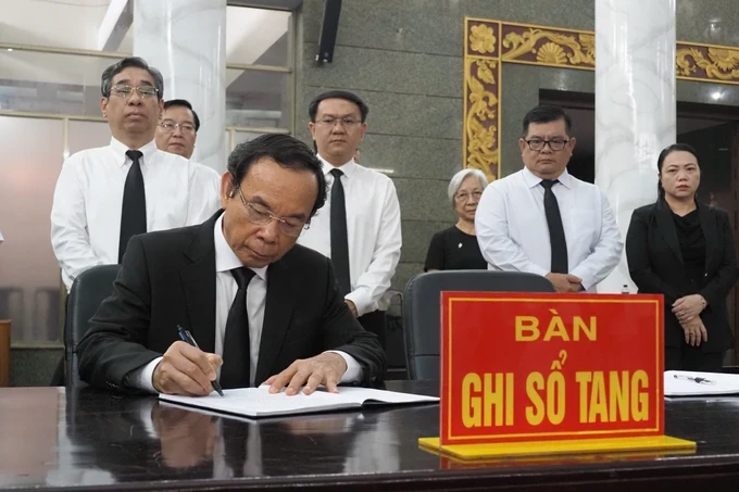 Mr. Nguyen Van Nen, Secretary of the Ho Chi Minh City Party Committee writes in the funeral book. (Photo: SGGP/ Hoang Hung) img-1286-6139-8680.jpg
