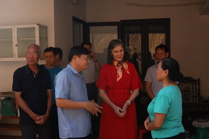 Ms. Nguyen Thi Tap (far right) receives a new home. img-8789-9033-6179.jpeg