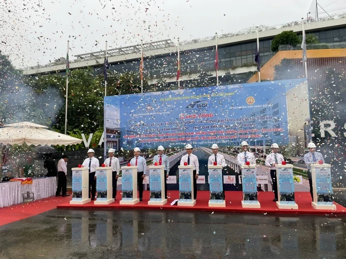 At a groundbreaking ceremony for the Xuyen Tam Canal rehabilitation project (Photo: SGGP/ Quoc Hung) 10-kcong1-7040-6800.jpg