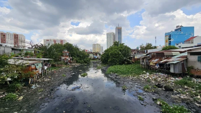 Xuyen Tam Canal is currently one of the most polluted canals in Ho Chi Minh City’s inner districts, stretching nearly nine kilometers through Binh Thanh and Go Vap districts. (Photo: SGGP/ Quoc Hung) 10-xtam-644-9848.jpg
