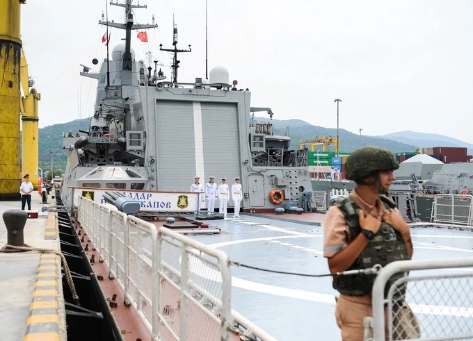 Russian officers and sailors aboard the ships (Photo: SGGP/ Xuan Quynh) 2-9353-8151.jpg