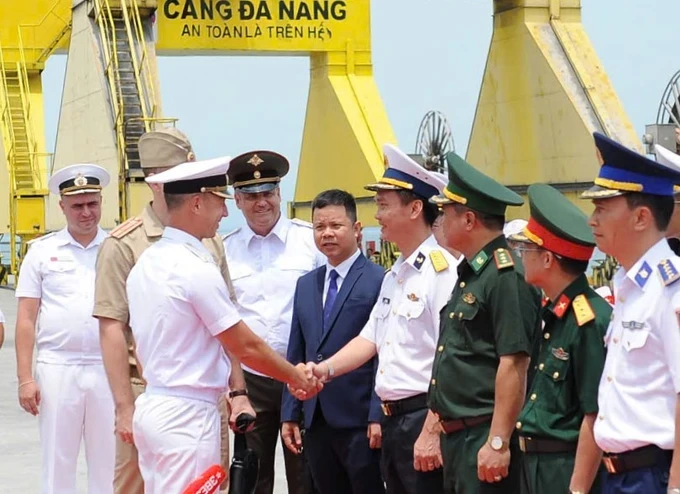 Representatives from the Navy Region 3 Command, the Da Nang City People's Committee and Military Region 5 Command among others are present at Tien Sa Port to welcome the Russian officers and crew members. (Photo: SGGP/ Xuan Quynh) 3-8762-8489.jpg
