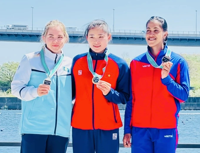 Last year, Vietnamese canoeist Nguyen Thi Huong (center) won a medal at the Asian Canoeing Championships, and this year, she continued to make the efforts by securing a silver medal at the 2025 Asian Championships underway in Nanching, China. (Photo:DUATHUYENVN) img-4794-5696-9719.jpg