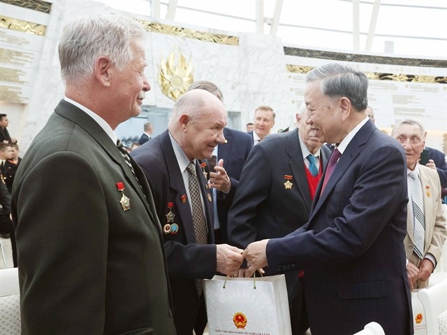 Party General Secretary To Lam shakes hands with a Belarusian veteran with outstanding contributions to Vietnam. (Photo: VNA) 422908_5162639767618990_vna_potal_tong_bi_thu_gap_mat_tri_an_nhung_nguoi_ban_belarus_cua_viet_nam_8026117.jpg