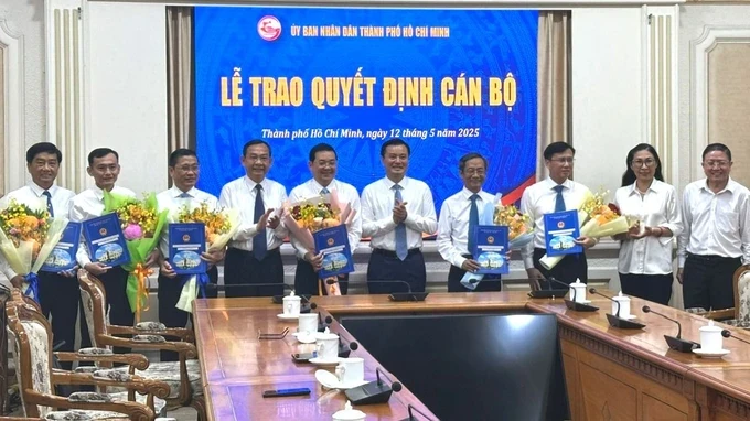 Vice Chairman of the Ho Chi Minh City People’s Committee Bui Xuan Cuong hands over the appointment decisions to the board of directors of the municipal Department of Agriculture and Environment. (Photo: SGGP/Thanh Hien) bo-nhiem-h2-2531-9031.jpg