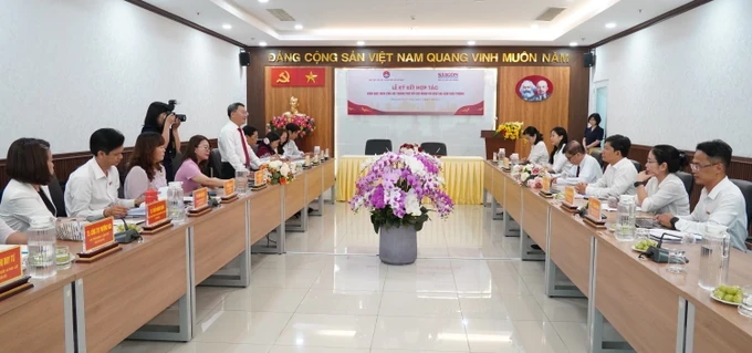 Overview of the signing ceremony and working session between Sai Gon Giai Phong Newspaper and Ho Chi Minh City Cadre Academy this morning (Photo: SGGP/ Chi Thach) 3-4903-438.jpg