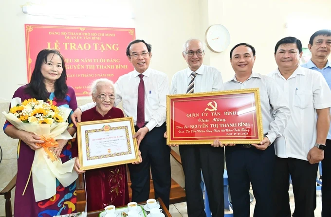 Secretary of the Ho Chi Minh City Party Committee Nguyen Van Nen presents the 80-year Party Membership Badge to Mrs. Nguyen Thi Thanh Binh. (Photo: SGGP/ Viet Dung) f026a81d6653d30d8a42-1541-1636.jpg