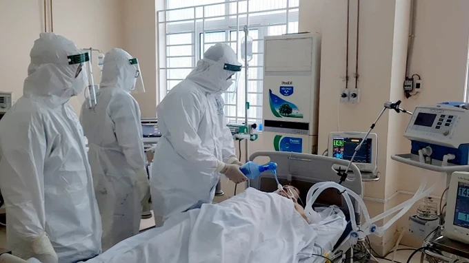 Doctors are treating patients infected with Covid-19. 15092021vthuy21-775-3436.jpg