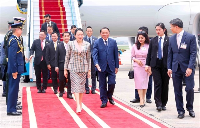 Thai Prime Minister Paetongtarn Shinawatra was welcomed at Noi Bai International Airport in Hanoi by Minister of Culture, Sports and Tourism Nguyen Van Hung on May 15. (Photo: VNA) 423919_5165465180002161_ng.jpg