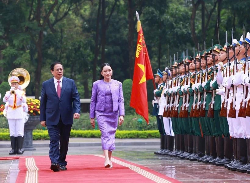 Prime Minister Pham Minh Chinh (left) and Thailand's Prime Minister Paetongtarn Shinawatra inspect the guard of honour in Hanoi on May 16. (Photo: VNA) vna-potal-thu-tuong-pham-minh-chinh-chu-tri-le-don-thu-tuong-thai-lan-paetongtarn-shinawatra-8035244-1.jpg