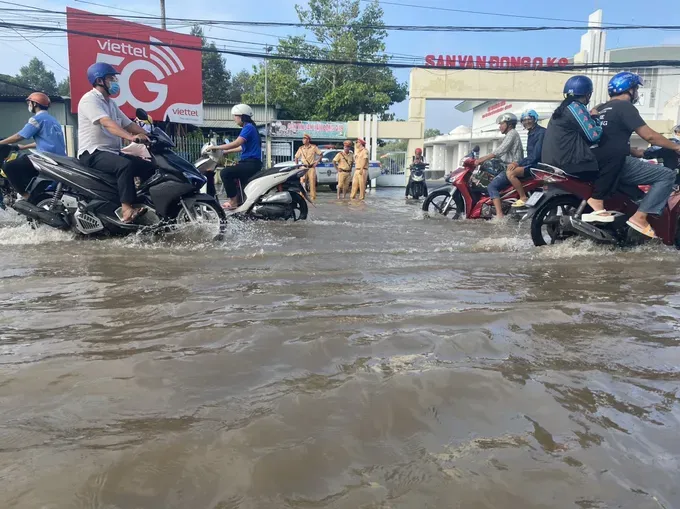 High tides often cause severe flooding on many roads in Can Tho City. 05-2111.jpg