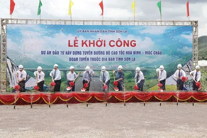 Son La Province commences the construction project of the Hoa Binh - Moc Chau Expressway's segment passing through Son La Province. khoi-cong-3832-6808.jpg