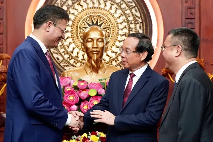 Secretary of the Ho Chi Minh City Party Committee Nguyen Van Nen shakes hands with Mr. Wei Huaxiang, Consul General of the People's Republic of China in Ho Chi Minh City. (Photo: SGGP/ Hoang Hung) z6610125078760-d980a790cc5a0f474f87d9df866c94c8-836-780.jpg