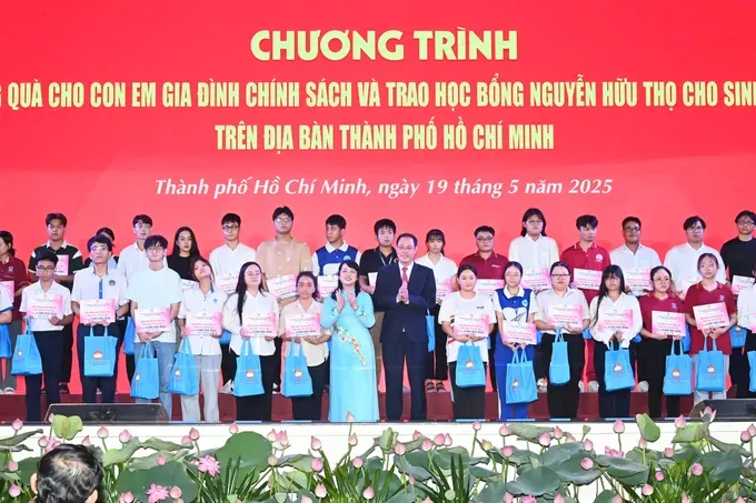 Chairwoman of the Inspection Commission of the Ho Chi Minh City Party Committee Tran Kim Yen and Standing Vice Chairman of the Vietnam Fatherland Front Committee of Ho Chi Minh City Nguyen Thanh Trung grant Nguyen Huu Tho scholarships to disadvantaged students. (Photo: SGGP/ Viet Dung) 081e3c3bc714724a2b05-2773-1748.jpg