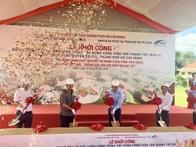 At the groundbreaking ceremony for Tan Thanh Tay Park (Zone 2) (Photo: SGGP/ Quoc Hung) 19g-5493-1776.jpg