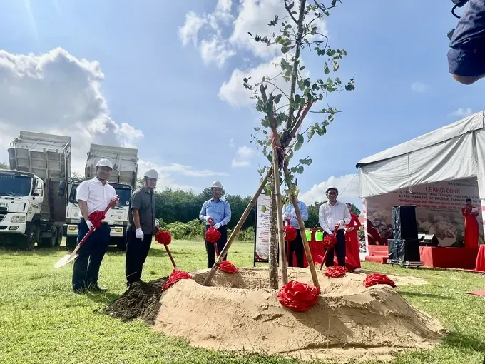 The Ho Chi Minh City Urban Infrastructure Construction Investment Project Management Board launches the movement of tree planting at the groundbreaking ceremony. (Photo: SGGP/ Quoc Hung) 19n-528-3178.jpg