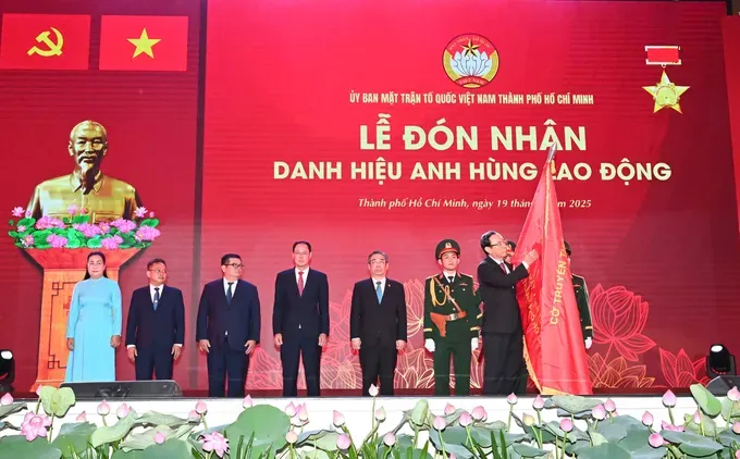 Politburo Member and Secretary of the Ho Chi Minh City Party Committee Nguyen Van Nen presents the title of “Labor Hero” to the Vietnam Fatherland Front Committee of Ho Chi Minh City. (Photo: SGGP/ Viet Dung) 2ac4ddce26e193bfcaf0-8189-4455.jpg