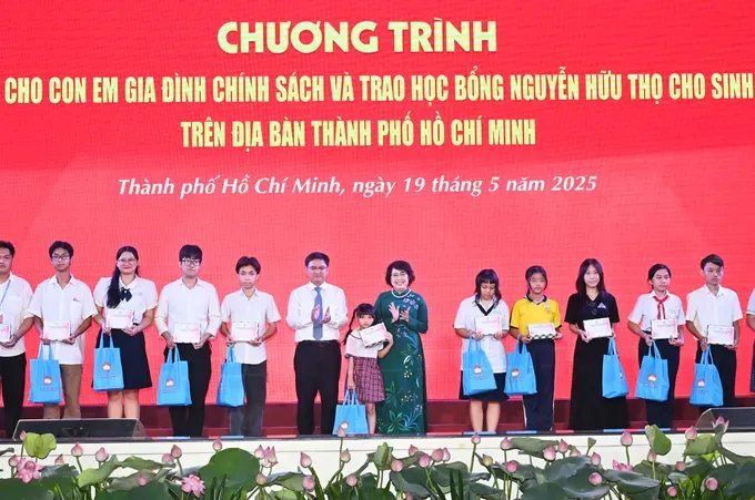 Deputy Chairwoman of the Central Vietnam Fatherland Front Committee To Thi Bich Chau and Head of the Propaganda and Mobilization Commission of the Ho Chi Minh City Party Committee Nguyen Manh Cuong give gifts to children from policy beneficiary families. (Photo: SGGP/ Viet Dung) 58c300d3fbfc4ea217ed-7466-1668.jpg