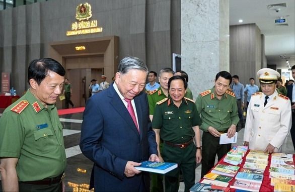 Party General Secretary To Lam visits a display of books at the event (Photo: qdnd.vn) bo.jpg