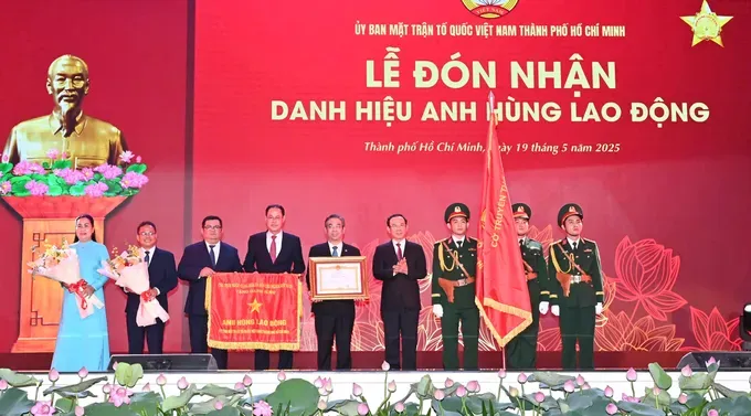 Mr. Nguyen Van Nen (4th, R) presents the title of “Labor Hero” to the Vietnam Fatherland Front Committee of Ho Chi Minh City. (Photo: SGGP/ Viet Dung) e7531145ea6a5f34067b-1-5646-5828.jpg