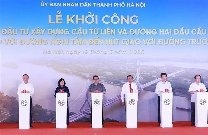 Prime Minister Pham Minh Chinh (3rd from left) at the symbolic button-pressing ceremony to kick off the construction of the Tu Lien bridge in Hanoi on May 19. (Photo: VNA) tu-lien-bridge-vna.jpg