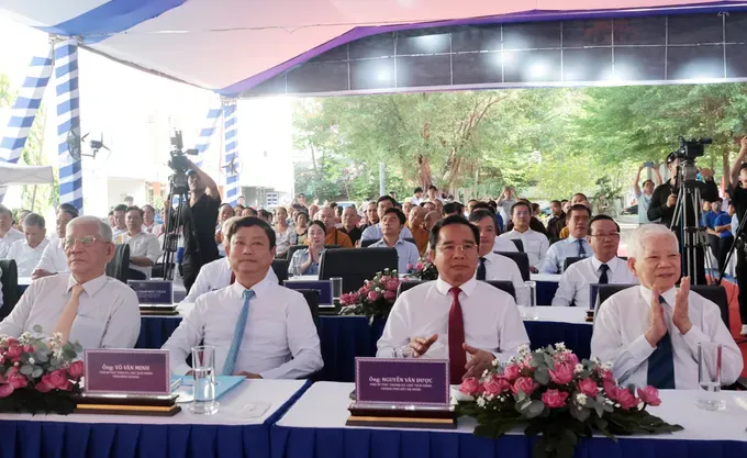 Delegates join the commencement ceremony. khoicongkhuluuniemnss2-2155-9823.jpg