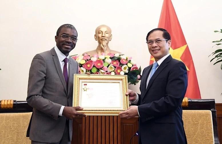 Deputy Prime Minister and Foreign Minister Bui Thanh Son (R) awards Lazare Eloundou Assomo, Director of the UNESCO World Heritage Center, the “For the Cause of Vietnam’s Diplomacy” insignia at their meeting on May 19. (Photo: Baochinhphu.vn) pho-thu-tuong.jpg