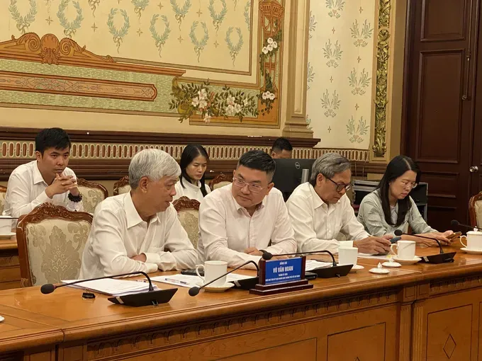 Vice Chairman of the Ho Chi Minh City People’s Committee Vo Van Hoan debates during the working session. (Photo: SGGP/ Xuan Hanh) z6616709018745-d810f2c8ca8d69c2ea07fd3a7368478f-9551-1983.jpg