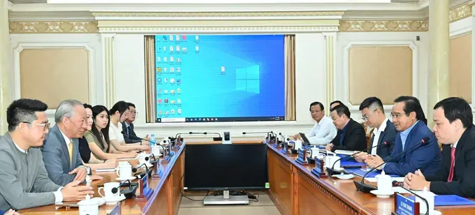 Overview of the working session between Ho Chi Minh City leader and a delegation of Pacific Construction Group, led by Mr. Yan Jiehe, Founder and Chairman of the group. (Photo: SGGP/ Viet Dung) 1-4973-4414.jpg