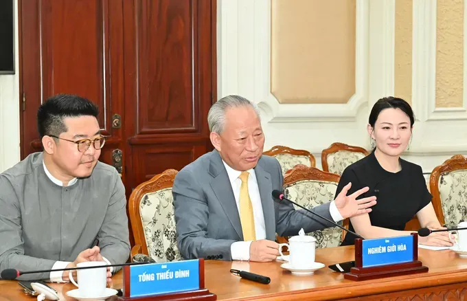 Mr. Yan Jiehe, Founder and Chairman of Pacific Construction Group speaks at the working session with Chairman of the Ho Chi Minh City People’s Committee Nguyen Van Duoc. (Photo: SGGP/ Viet Dung) 4-8731-6055.jpg