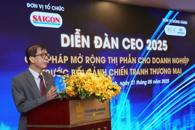 Journalist Nguyen Khac Van, Deputy Editor-in-Chief in charge of SGGP Newspaper, delivers a speech at the CEO Forum 2025. (Photo: SGGP/ Hoang Hung) kv-phat-bieu-8030-6436.jpg