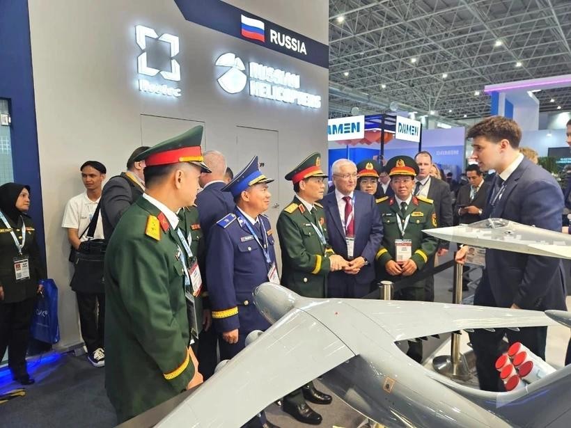 The Vietnamese delegation visits Russia' booth. (Photo: VNA) vna-potal-viet-nam-tham-du-trien-lam-hang-hai-va-hang-khong-vu-tru-quoc-te-langkawi-2025-8044116.jpg
