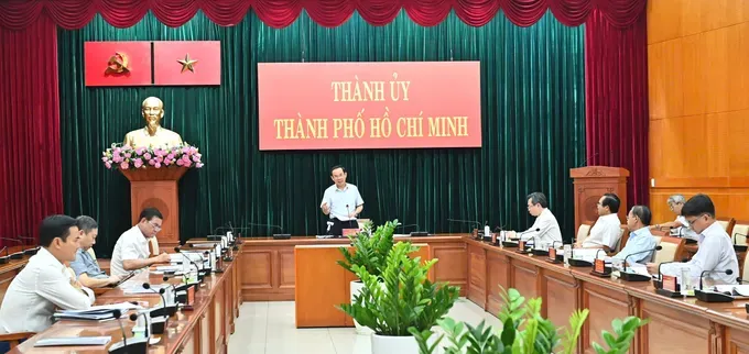 Secretary of the Ho Chi Minh City Party Committee Nguyen Van Nen presides over the working session. (Photo: SGGP/ Viet Dung) 194a2b7db7ad02f35bbc-3591-9586.jpg