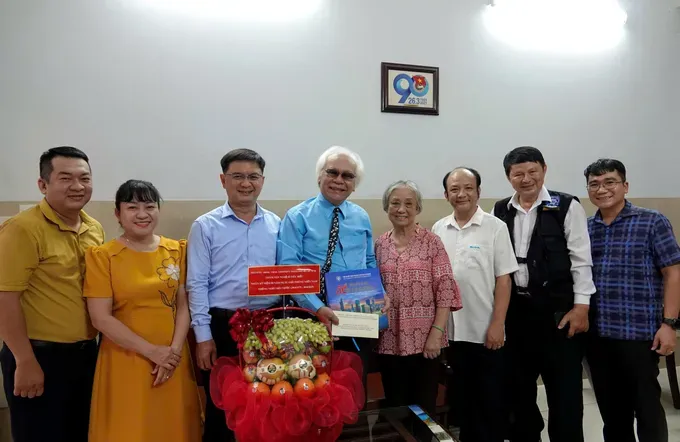 Mr. Nguyen Manh Cuong, Head of the Propaganda and Mass Mobilization Commission of the HCMC Party Committee, visits and presents a gift to musician Tran Xuan Tien. (Photo: SGGP/ Thuy Binh) 1000001473-3052-5235.jpg