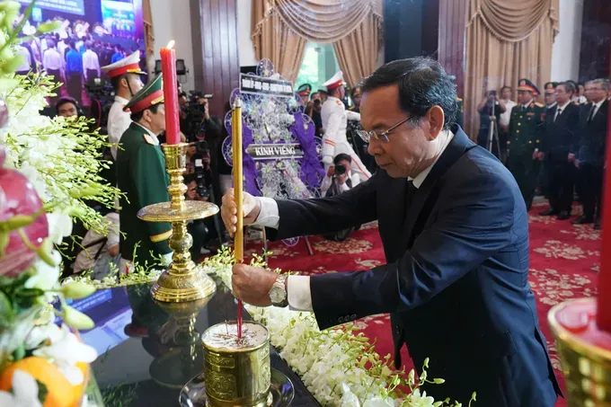 Mr. Nguyen Van Nen, Secretary of the Ho Chi Minh City Party Committee offers incense in remembrance of former President Tran Duc Luong. (Photo: SGGP/ Hoang Hung) 2-2811-7498.jpg