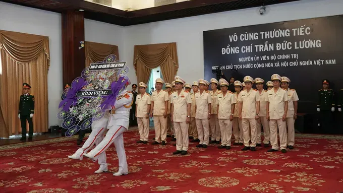 The delegation from the Party Committee and the Board of Directors of Ho Chi Minh City Public Security Department, led by Lieutenant General Le Hong Nam, comes to the Reunification Hall in HCMC to pay their respects to former President Tran Duc Luong. (Photo: SGGP/ Hoang Hung) 4-3668-8023.jpg